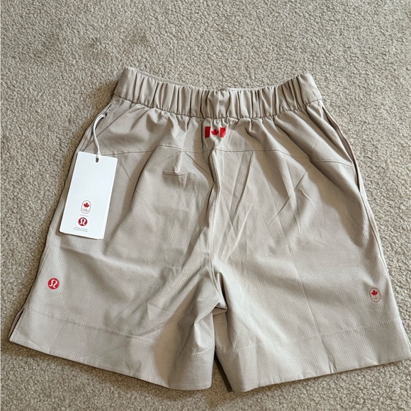 lululemon Women's Beige WovenAir High-Rise shorts. 6 inch - Picture 2 of 6